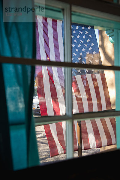 Amerikanische Flagge hängt vor dem Fenster
