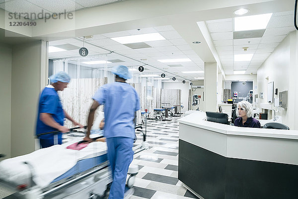 Ärzte schieben einen Patienten auf einer Krankenhausbahre
