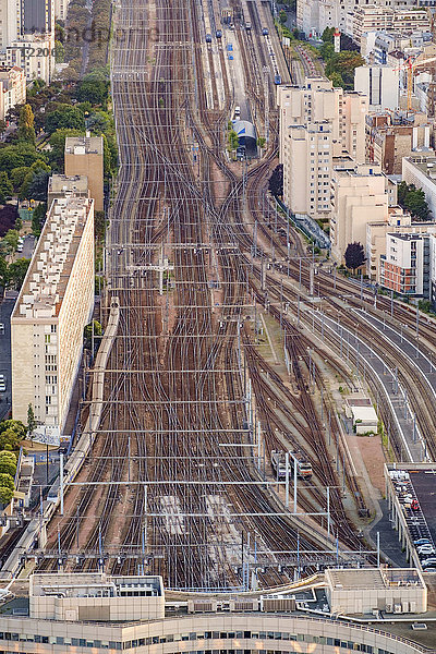 Ineinander verschlungene Bahngleise in Paris  Frankreich