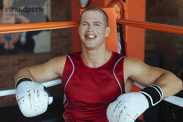 Porträt eines kaukasischen Boxers  der in einer Ecke des Boxrings sitzt