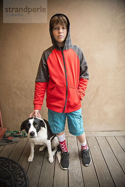 Porträt eines kaukasischen Jungen mit Hund