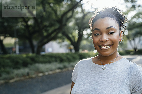 Nahaufnahme Porträt einer lächelnden schwarzen Frau