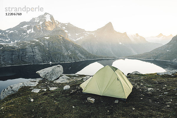Campingzelt am Bergsee