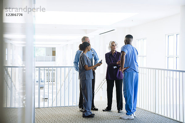 Ärzte und Krankenschwestern unterhalten sich im Treppenhaus