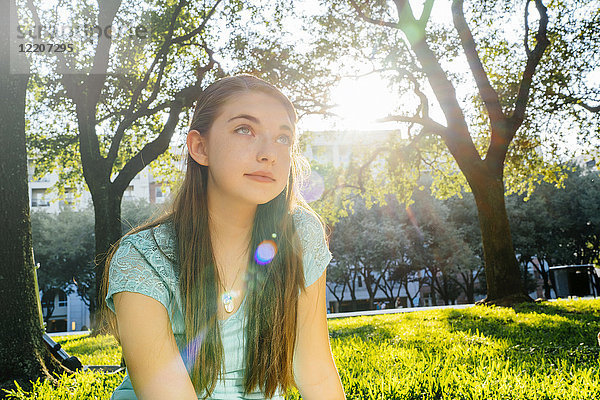 Porträt eines nachdenklichen kaukasischen Mädchens im Park
