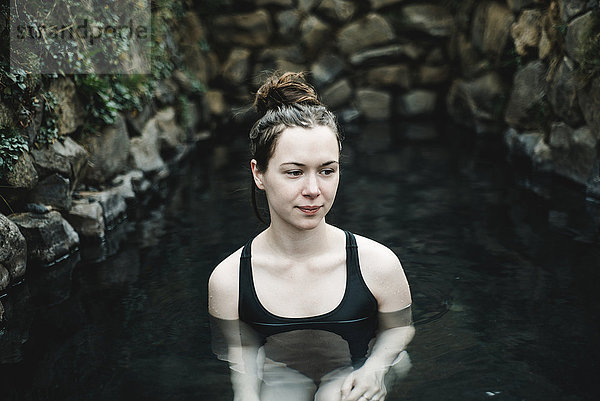 Kaukasische Frau schwimmt im Teich