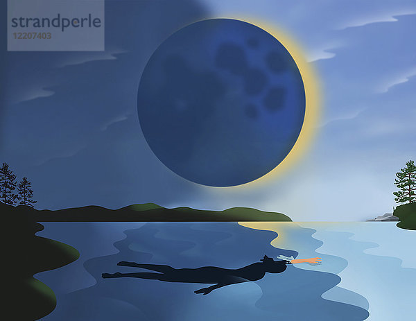 Frau schwimmt während der Sonnenfinsternis wild im See