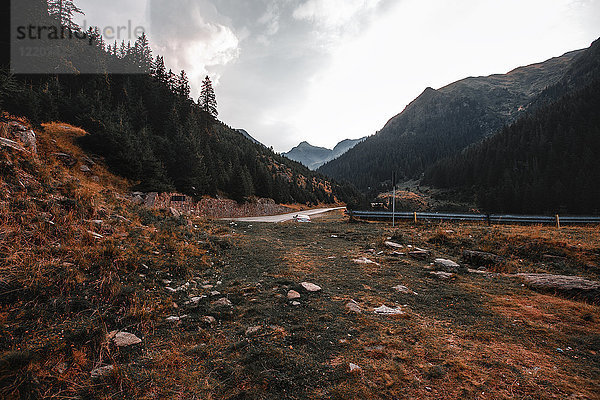 Straßennetz im Gebirgstal  Draja  Vaslui  Rumänien