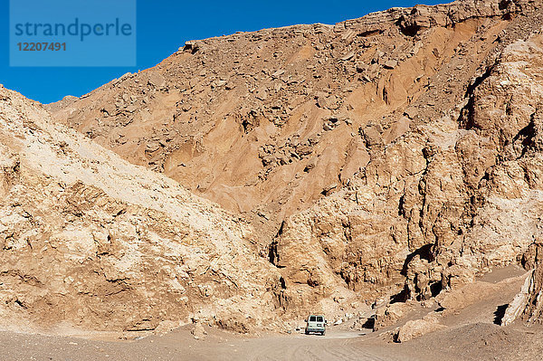 Lastwagen im Valle de la Luna (Tal des Mondes)  Atacama-Wüste  Chile