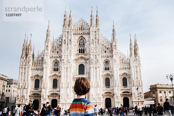 Junge betrachtet den Mailänder Dom  Mailand  Lombardei  Italien