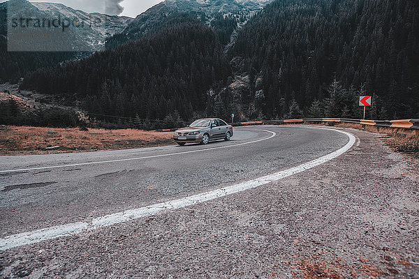 Autofahren auf der Bergautobahn  Draja  Vaslui  Rumänien