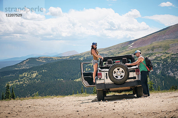 Roadtrip-Paar beim Auspacken eines Vierrad-Cabriolets in den Rocky Mountains  Breckenridge  Colorado  USA