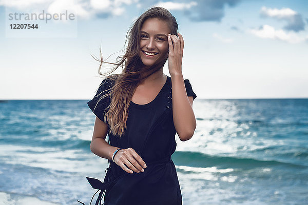 Porträt einer glücklichen jungen Frau am Strand  Odessa  Oblast Odessa  Ukraine