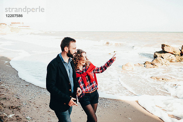 Romantisches Paar mittlerer Erwachsener  das vom Strand aus zeigt  Oblast Odessa  Ukraine
