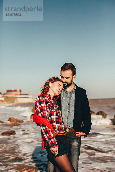 Romantisches Paar mittlerer Erwachsener am Strand stehend  Oblast Odessa  Ukraine