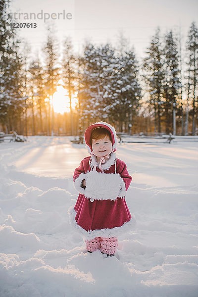 Porträt eines jungen Mädchens im Schnee stehend