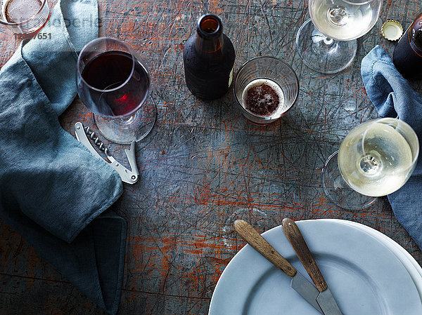 Flaschenbier mit Rot- und Weißweingläsern auf dem Tisch  Draufsicht