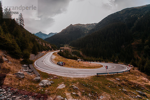 Autobahn mit Haarnadelkurve in Berglandschaft  Draja  Vaslui  Rumänien