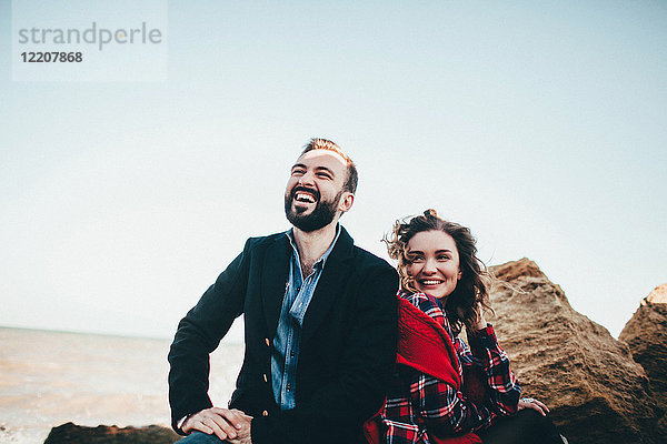Paar mittlerer Erwachsener  die zusammen am Strand lachen  Oblast Odessa  Ukraine