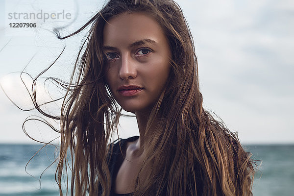 Porträt einer jungen Frau mit fliegenden langen Haaren am Strand  Odessa  Oblast Odessa  Ukraine