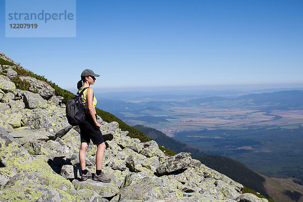 Wanderer genießt Aussicht vom Gipfel  Starý Smokovec  Presov  Slowakische Republik