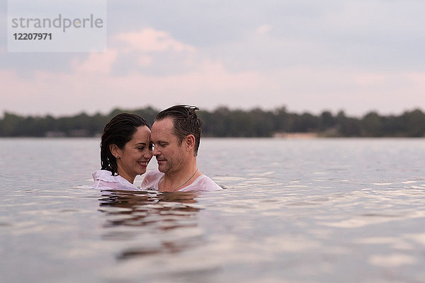 Bekleidetes Paar in Wasser  Destin  Florida  Vereinigte Staaten  Nordamerika