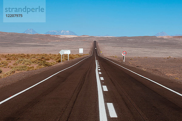 Straße zum Valle de la Luna (Tal des Mondes)  Atacama-Wüste  Chile