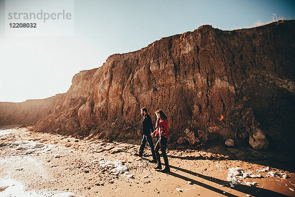 Romantisches Paar mittlerer Erwachsener beim Spaziergang an einer Strandklippe  Oblast Odessa  Ukraine