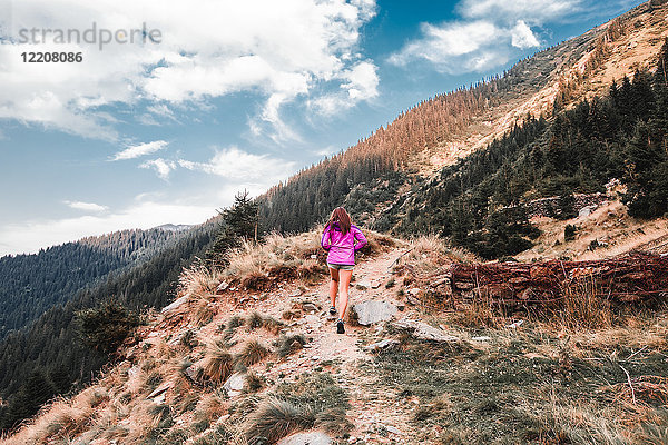 Junge Frau beim Aufstieg auf Schotterwegberge  Draja  Vaslui  Rumänien  Rückansicht