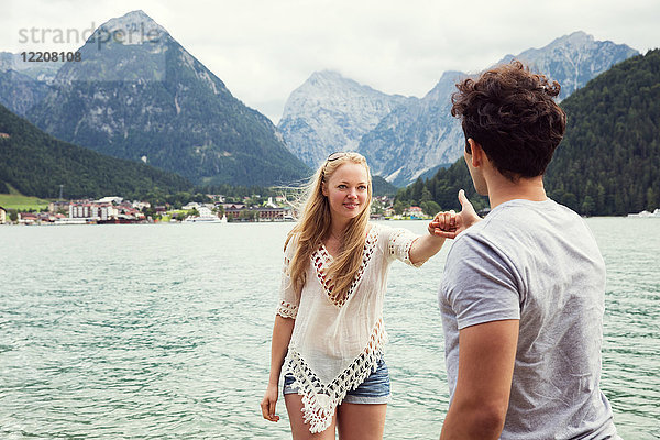 Paar am Achensee beim Händchenhalten  Innsbruck  Tirol  Österreich  Europa