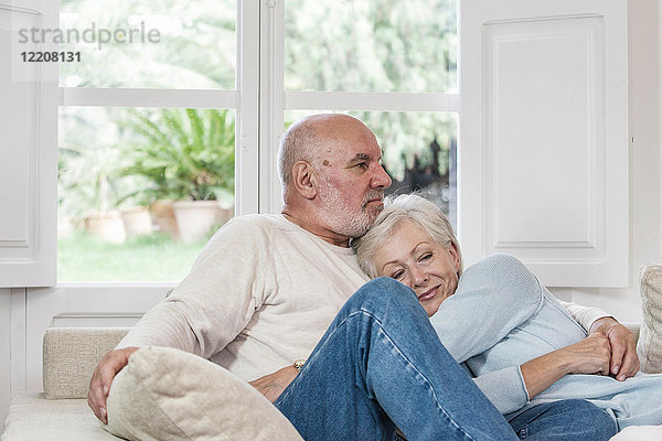 Älteres Ehepaar entspannt sich gemeinsam auf dem Sofa