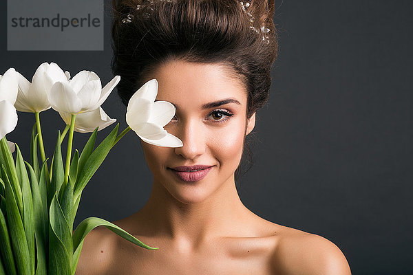 Frau mit Diadem und Tulpen