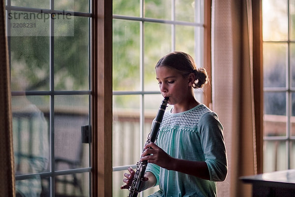 Junge Klarinettistin spielt ihre Klarinette
