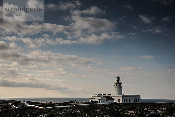 Weißgekalkter Leuchtturm an der Küste  Fornells  Menorca  Spanien