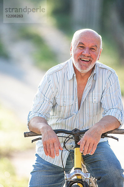Porträt eines älteren Mannes auf Fahrrad