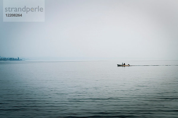 Menschen im fernen Boot auf dem Gardasee  Lazise  Venetien  Italien  Europa