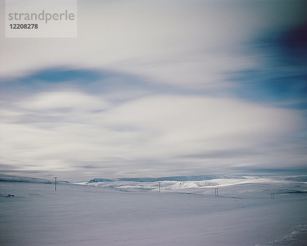Beleuchtete mondbeschienene Schneelandschaft in der Polarnacht  Finnmark  Norwegen