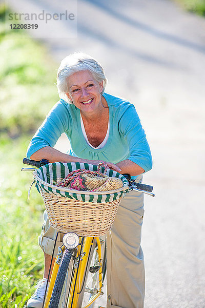 Porträt einer älteren Frau auf dem Fahrrad