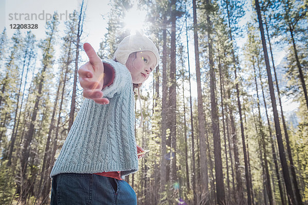 Mädchen mit Hut im Wald  Alberta  Kanada
