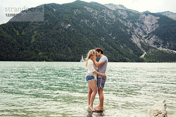 Paar im flachen Wasser küssend  Achensee  Innsbruck  Tirol  Österreich  Europa