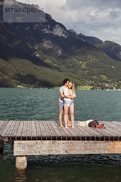 Paar  das sich am Pier umarmt  Innsbruck  Tirol  Österreich  Europa