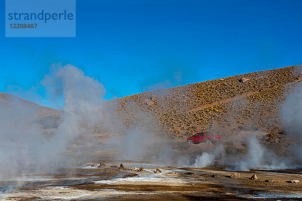 Blick auf das dampfende Geysirfeld El Tatio  Atacama-Wüste  Chile