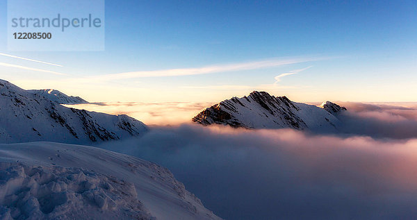 Landschaftliche Ansicht von Bergen im Nebel  Fagaras  Brasov  Rumänien  Europa