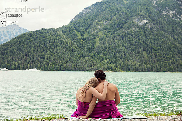 In ein Handtuch gewickeltes Ehepaar vom Achensee  Innsbruck  Tirol  Österreich  Europa