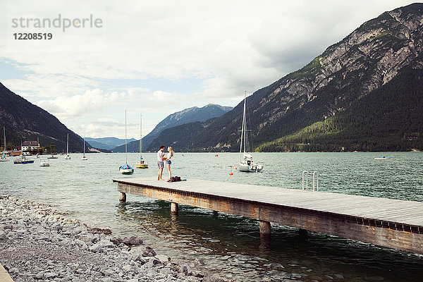 Ehepaar auf der Seebrücke  Achensee  Innsbruck  Tirol  Österreich  Europa