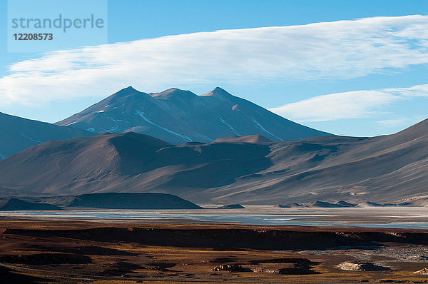 Blick auf Berge und Salar de Talar  Atacama-Wüste  Chile
