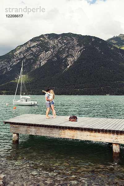 Pärchen auf dem Pier beim Küssen  Achensee  Innsbruck  Tirol  Österreich  Europa