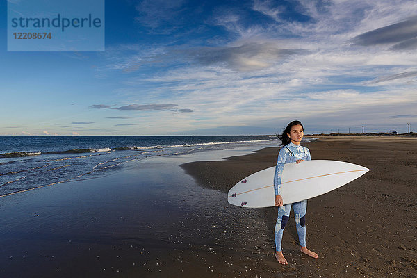 Porträt einer jungen Surferin am Strand stehend  Tarragona  Katalonien  Spanien