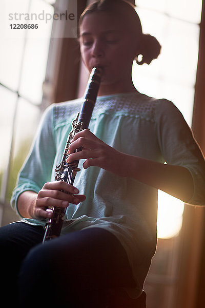 Junge Klarinettistin spielt ihre Klarinette