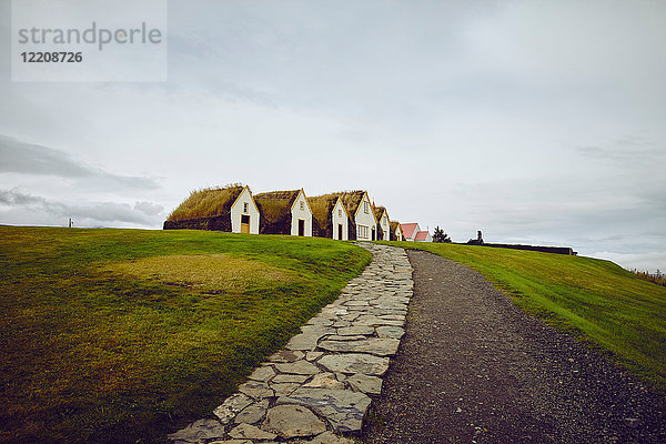 Pfad zu Rasenhäusern  Akureyri  Eyjafjardarsysla  Island